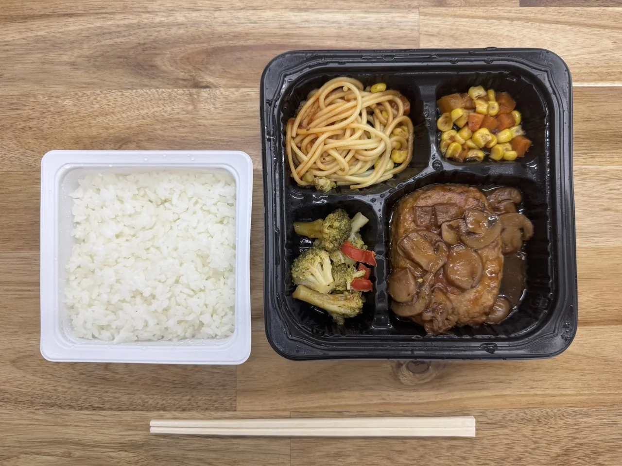 白ごはんと主菜・副菜が入った大和の昼食の提供例