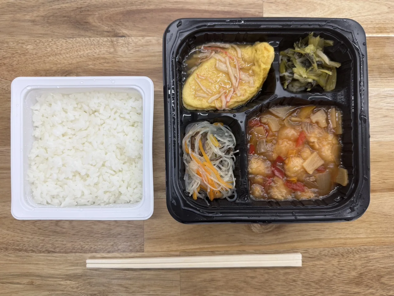 ごはんと複数のおかずを組み合わせた大和の昼食の提供例
