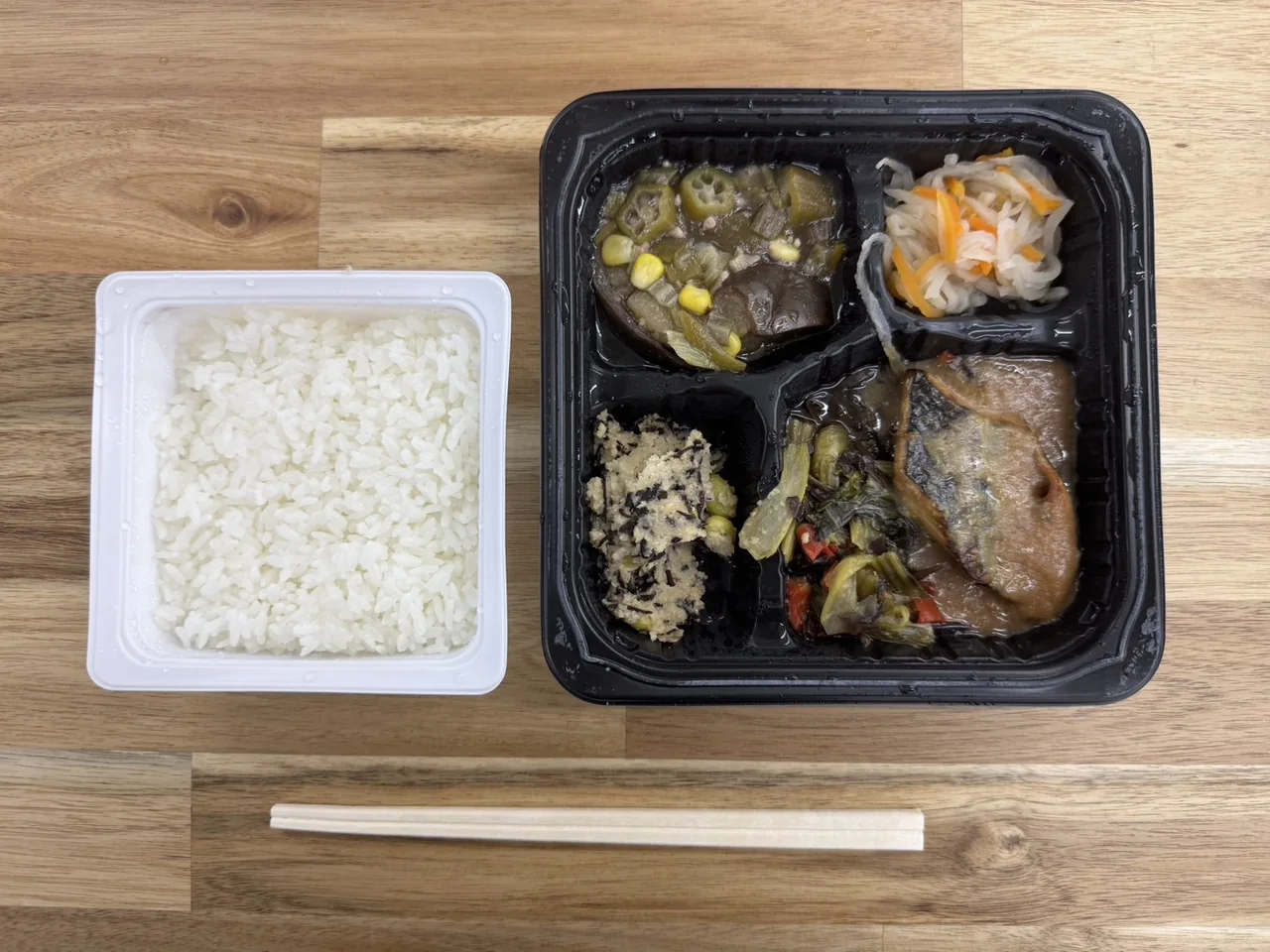 ごはんと魚を含む主菜・副菜が並ぶ大和の昼食の提供例