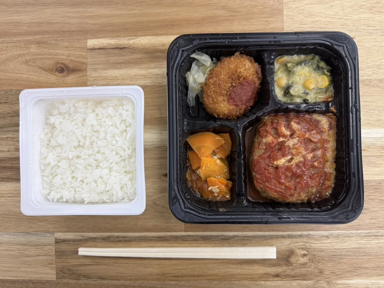 主菜と副菜を組み合わせた大和の昼食の提供例