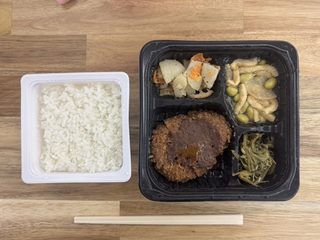 ごはんと主菜・副菜が並ぶ大和の昼食の提供例